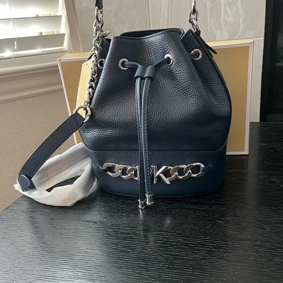 Michael Kors Medium Devon Leather Bucket Shoulder Handbag with Chain - Picture 2 of 10